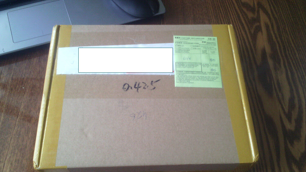 После того, как я сходил на почту и получил посылку, первым делом делом, что я сделал - проверил целостность упаковки. 