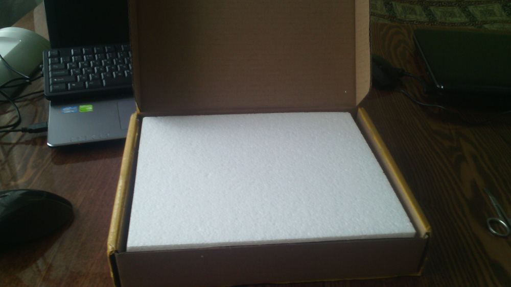 В коробке была двойная защита (сверху и снизу) - пластина пенопласта толщиной в 1 сантиметр.